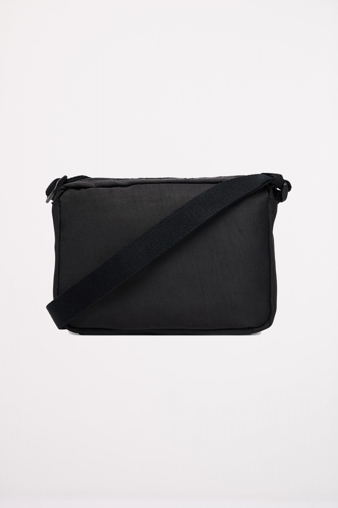 CALVIN KLEIN BOLD CAMERA BAG en color NEGRO (2)