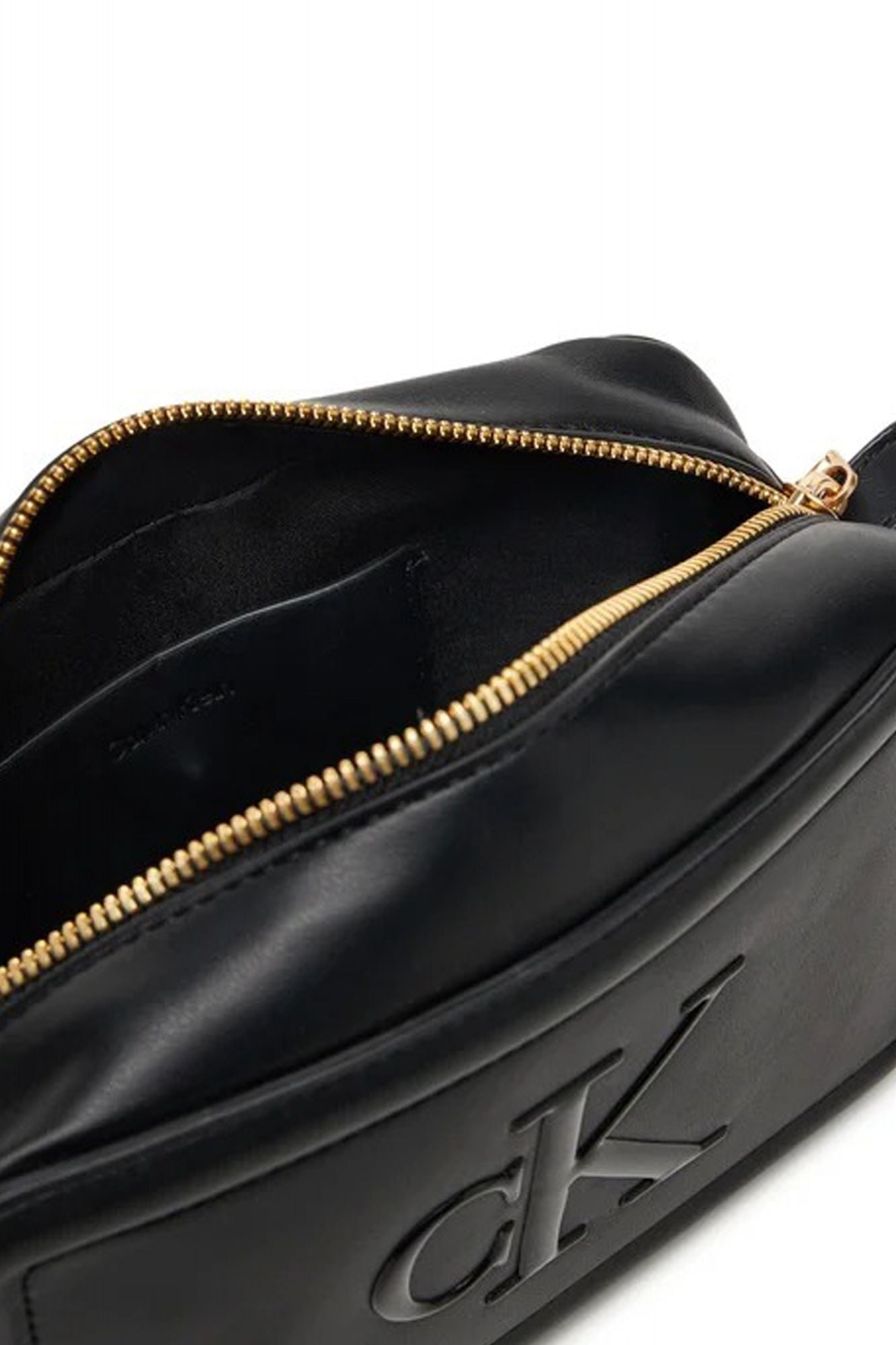 CALVIN KLEIN RAISED CK CAMERA BAG en color NEGRO (3)