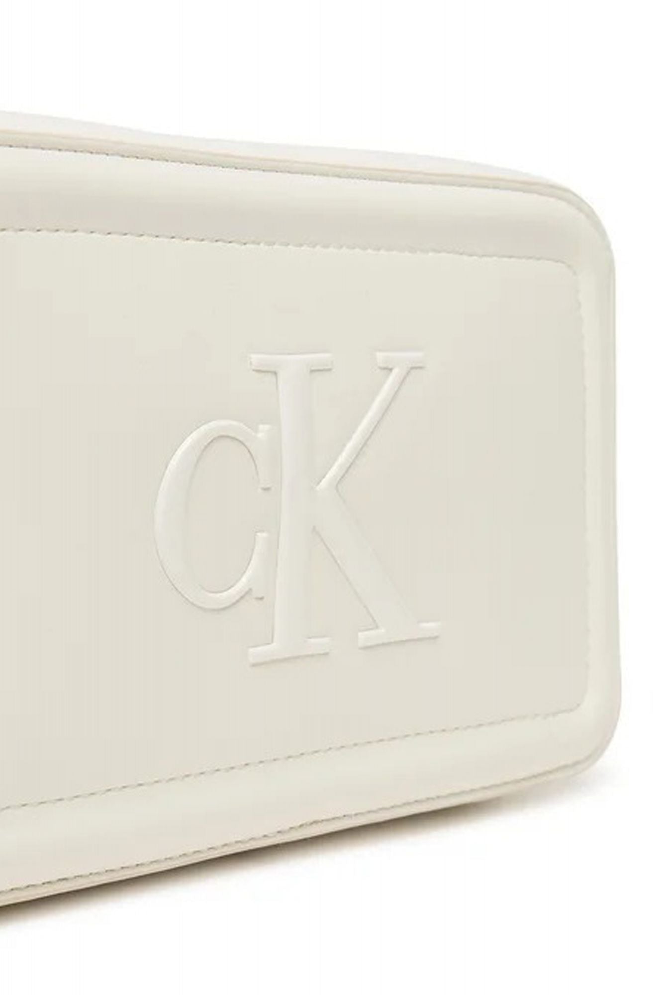 CALVIN KLEIN RAISED CK CAMERA BAG en color BLANCO (3)