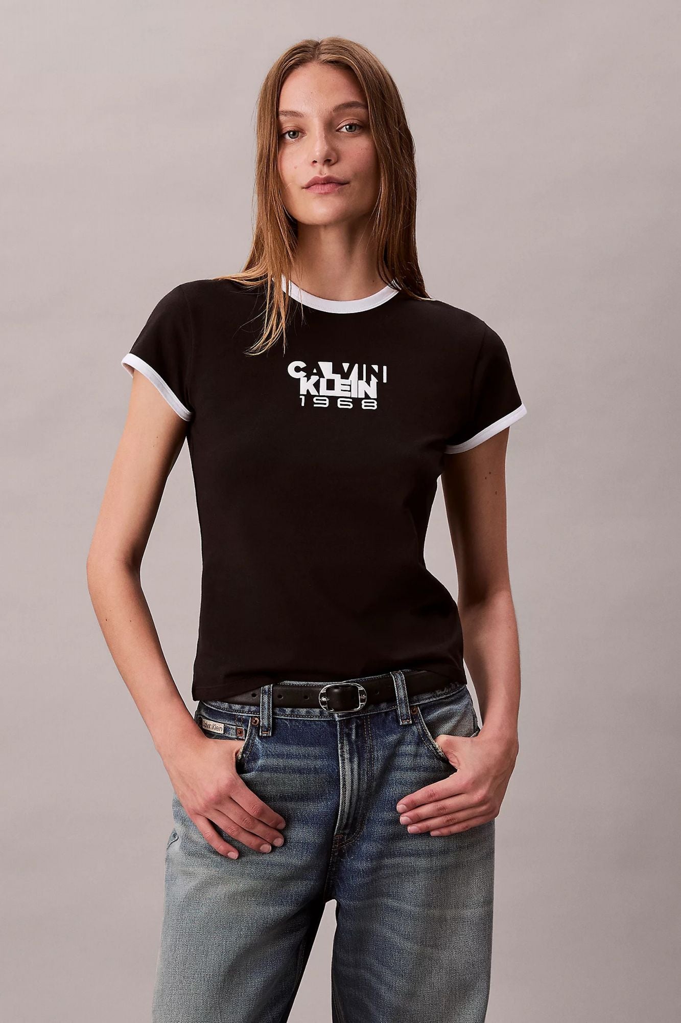 CALVIN KLEIN 1968 GRAPHIC BABY TEE en color NEGRO (1)