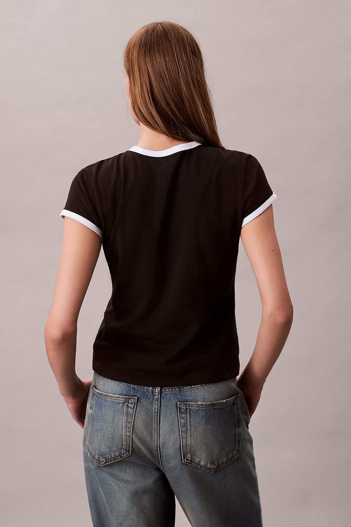 CALVIN KLEIN 1968 GRAPHIC BABY TEE en color NEGRO (2)