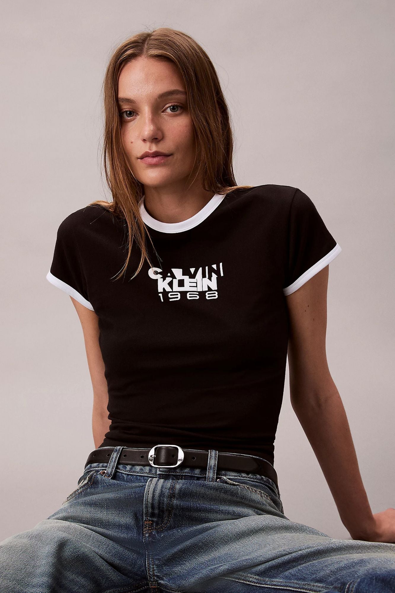 CALVIN KLEIN 1968 GRAPHIC BABY TEE en color NEGRO (3)
