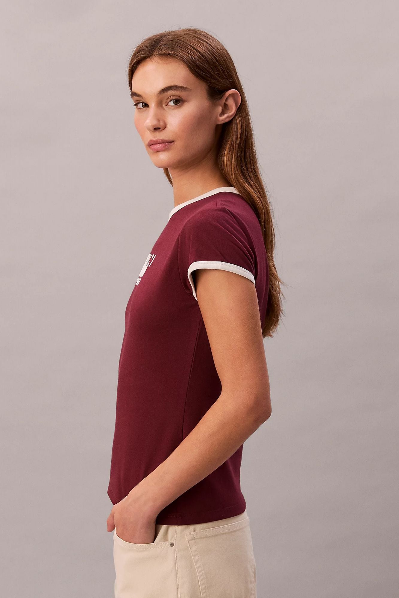 CALVIN KLEIN 1968 GRAPHIC BABY TEE en color BURDEOS (3)