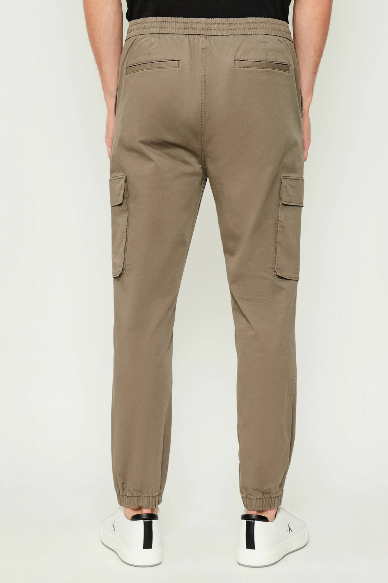CALVIN KLEIN SKINNY ELASTIC TWILL CAR en color MARRON (2)