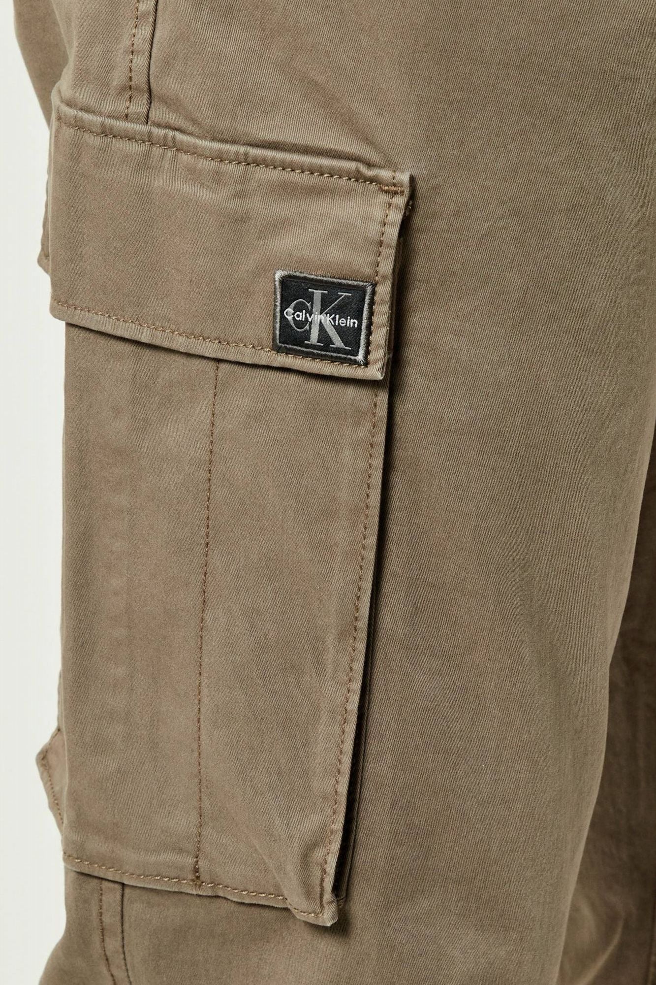 CALVIN KLEIN SKINNY ELASTIC TWILL CAR en color MARRON (3)