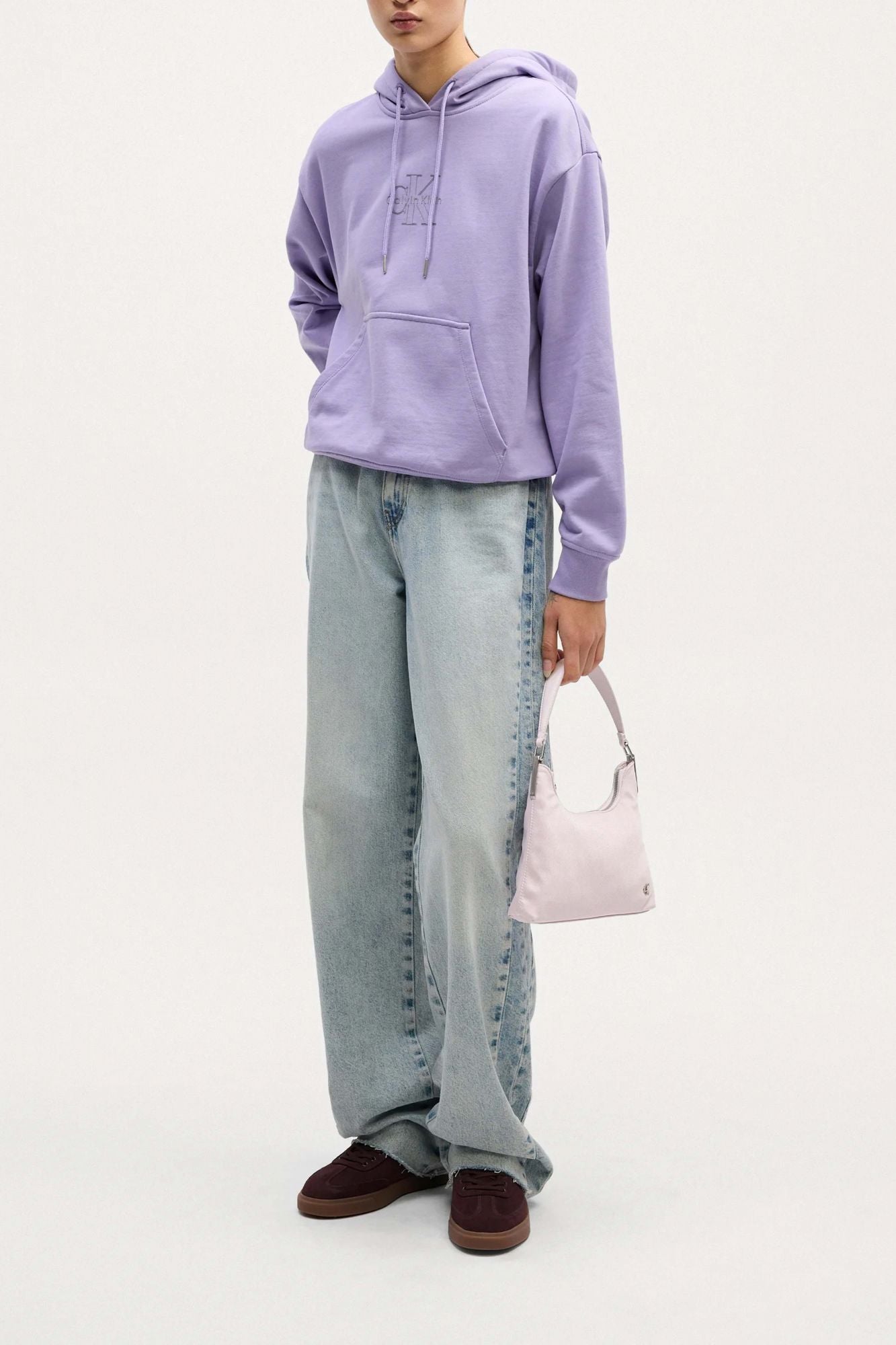 CALVIN KLEIN MONOGRAM GRAPHIC SWEATSHIRT en color VIOLETA (4)