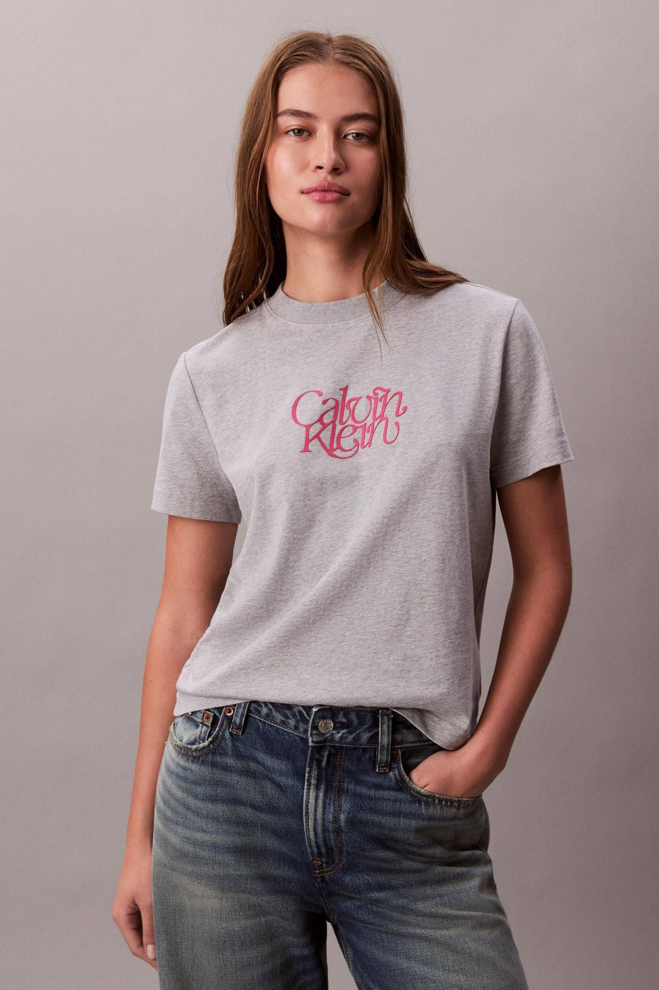 CALVIN KLEIN SS FITTED SCRIPT CALVIN en color GRIS (1)