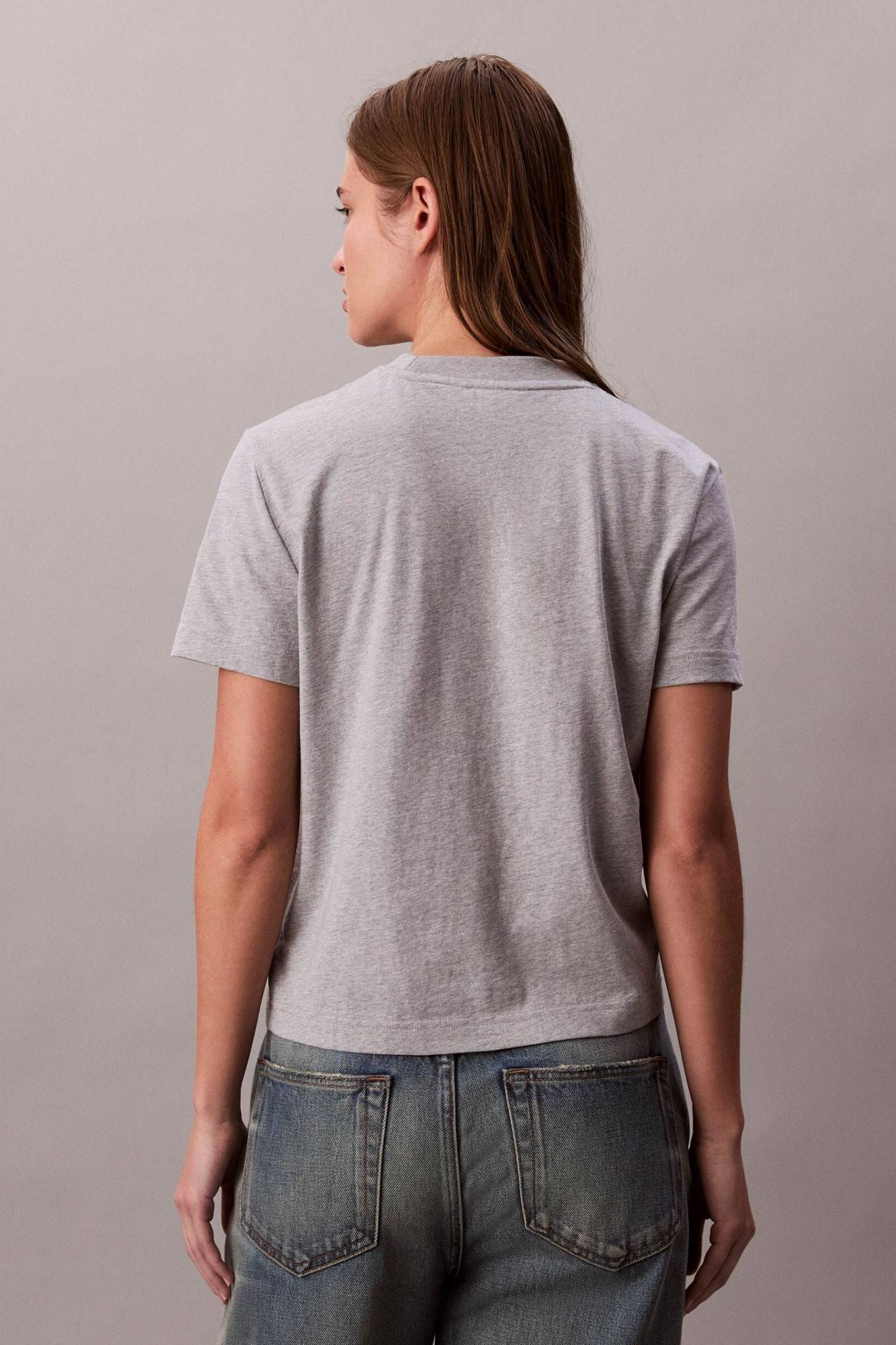 CALVIN KLEIN SS FITTED SCRIPT CALVIN en color GRIS (2)