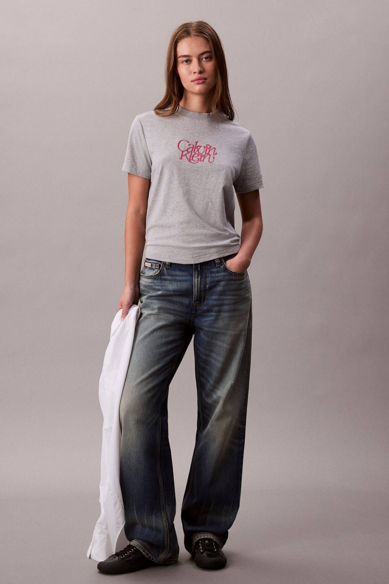 CALVIN KLEIN SS FITTED SCRIPT CALVIN en color GRIS (4)