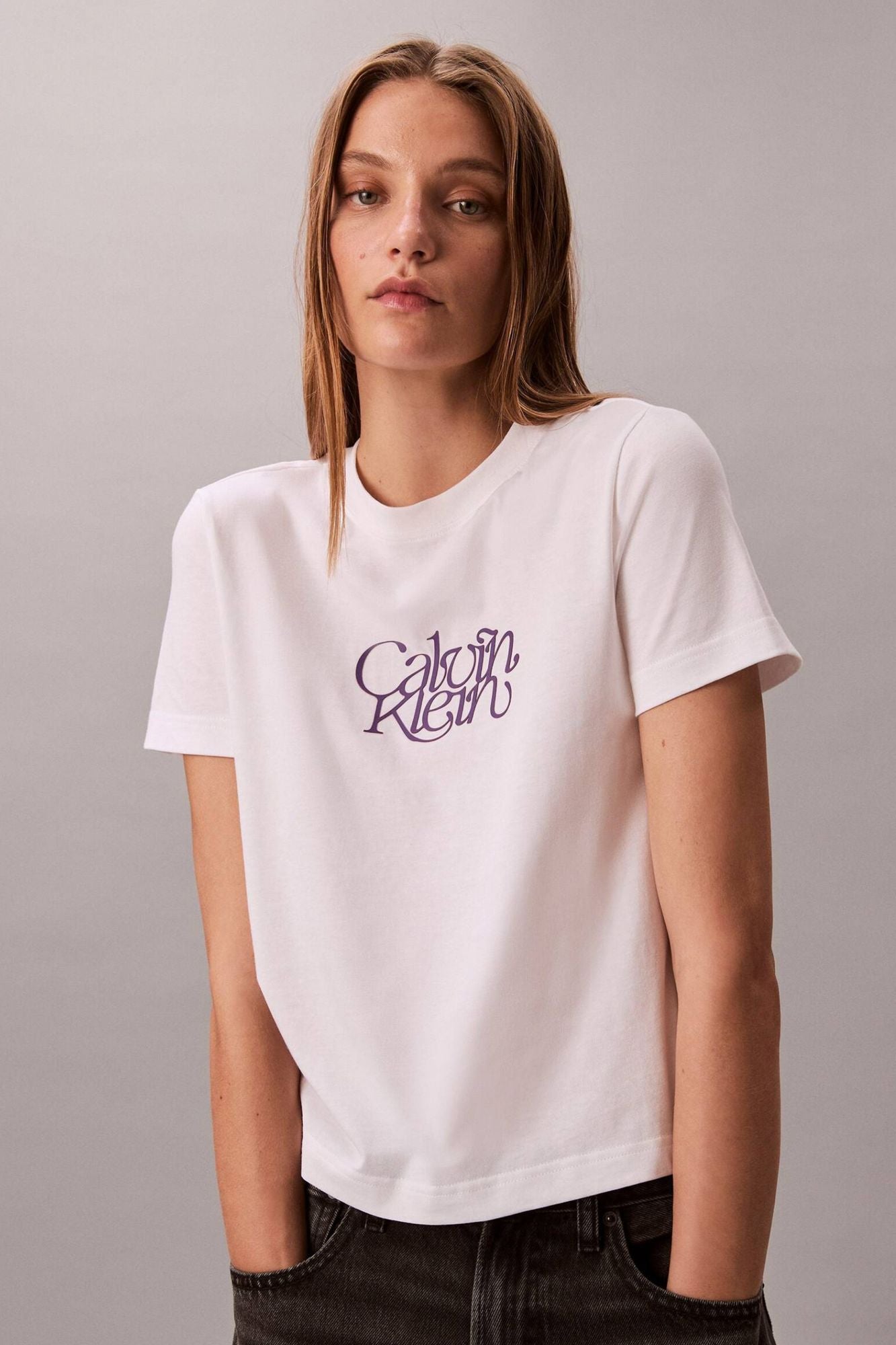 CALVIN KLEIN SS FITTED SCRIPT CALVIN en color BLANCO (1)