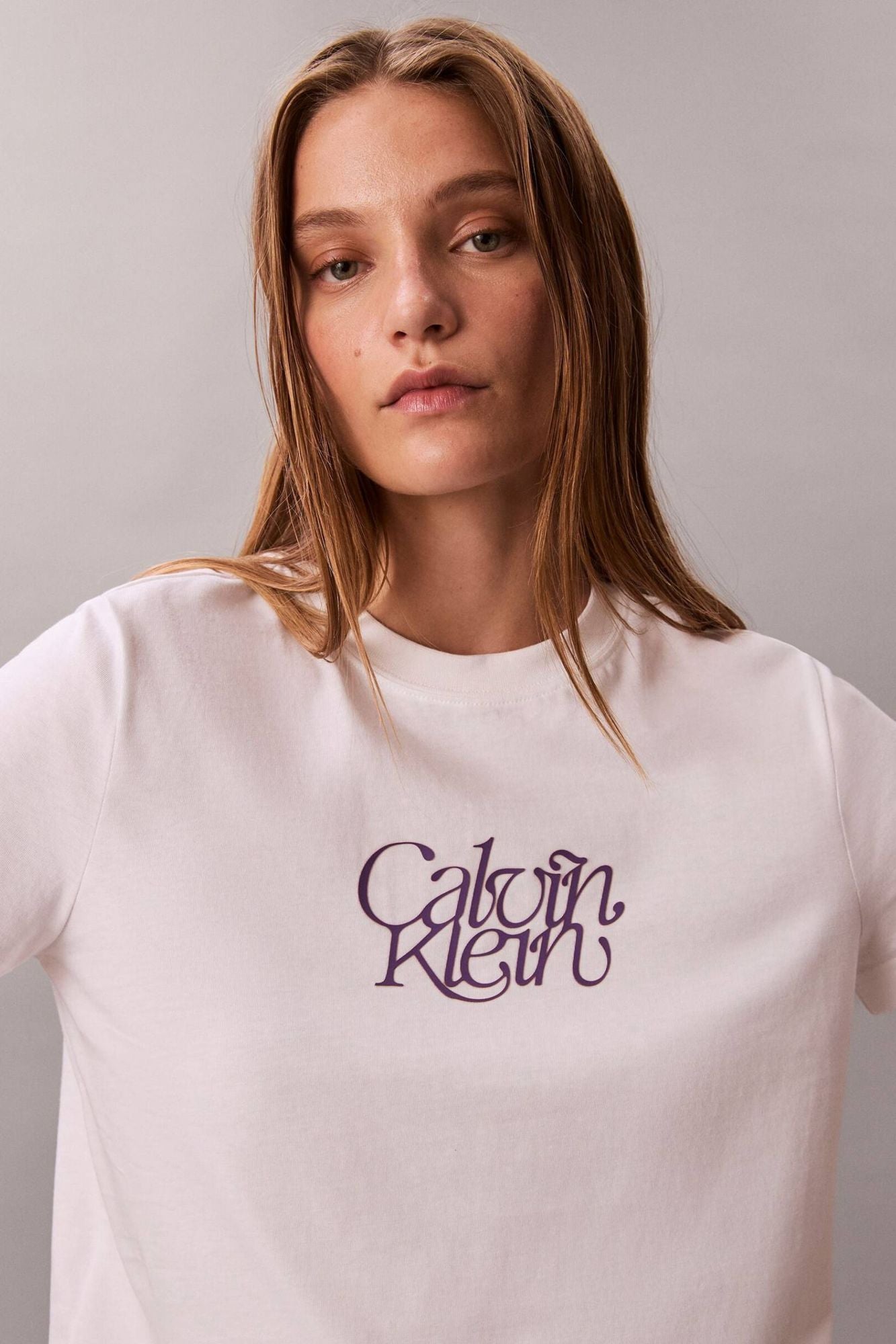 CALVIN KLEIN SS FITTED SCRIPT CALVIN en color BLANCO (3)