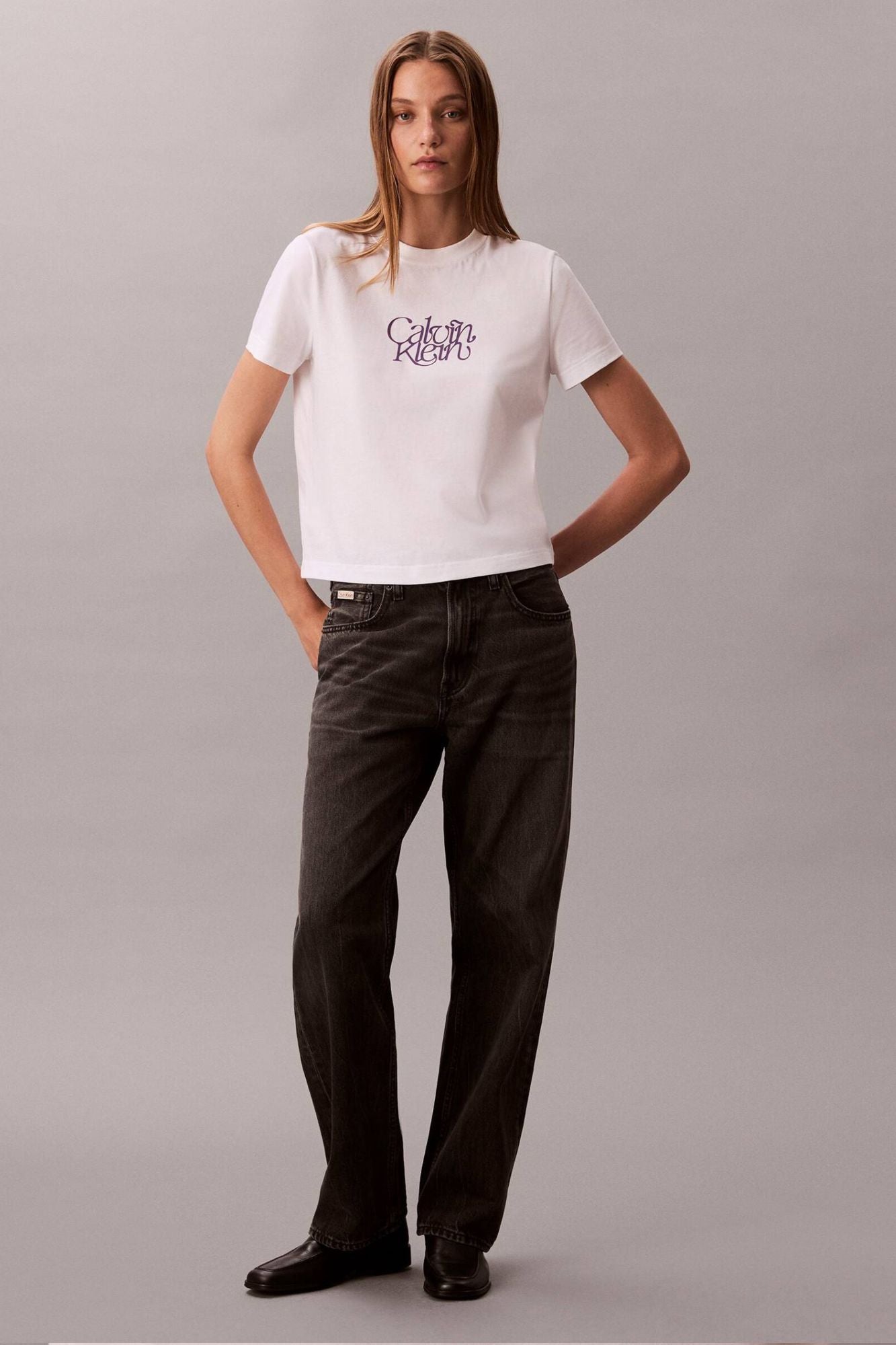 CALVIN KLEIN SS FITTED SCRIPT CALVIN en color BLANCO (4)