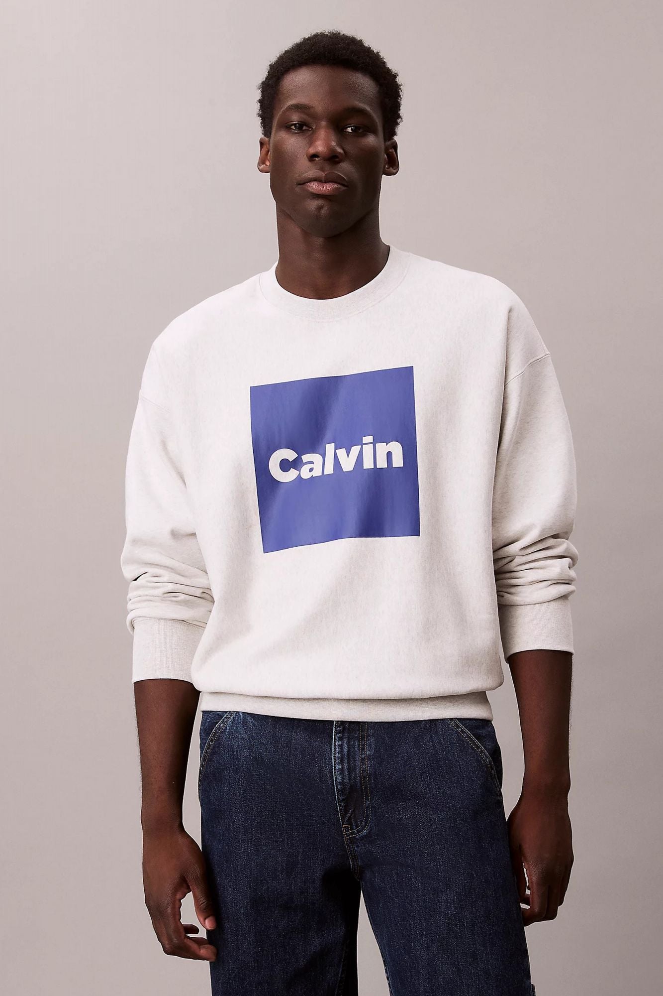 CALVIN KLEIN FLEECE LOGO GRAPHIC SWEATSHIRT en color GRIS (1)