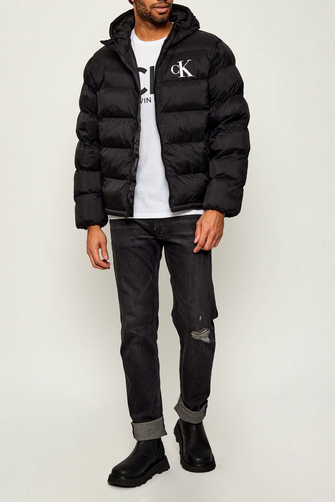 CALVIN KLEIN MONOGRAM PUFFER JACKET en color NEGRO (4)