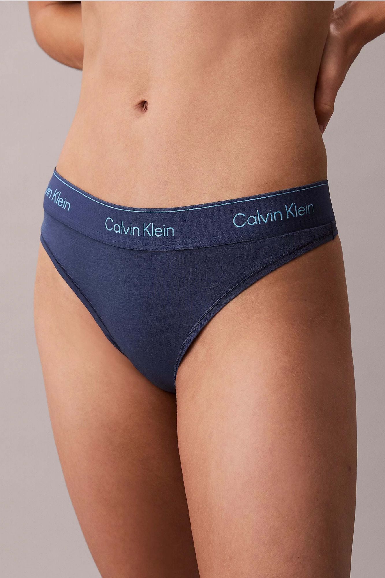 CALVIN KLEIN LOW-RISE COTTON-MODAL THONG en color AZUL (1)
