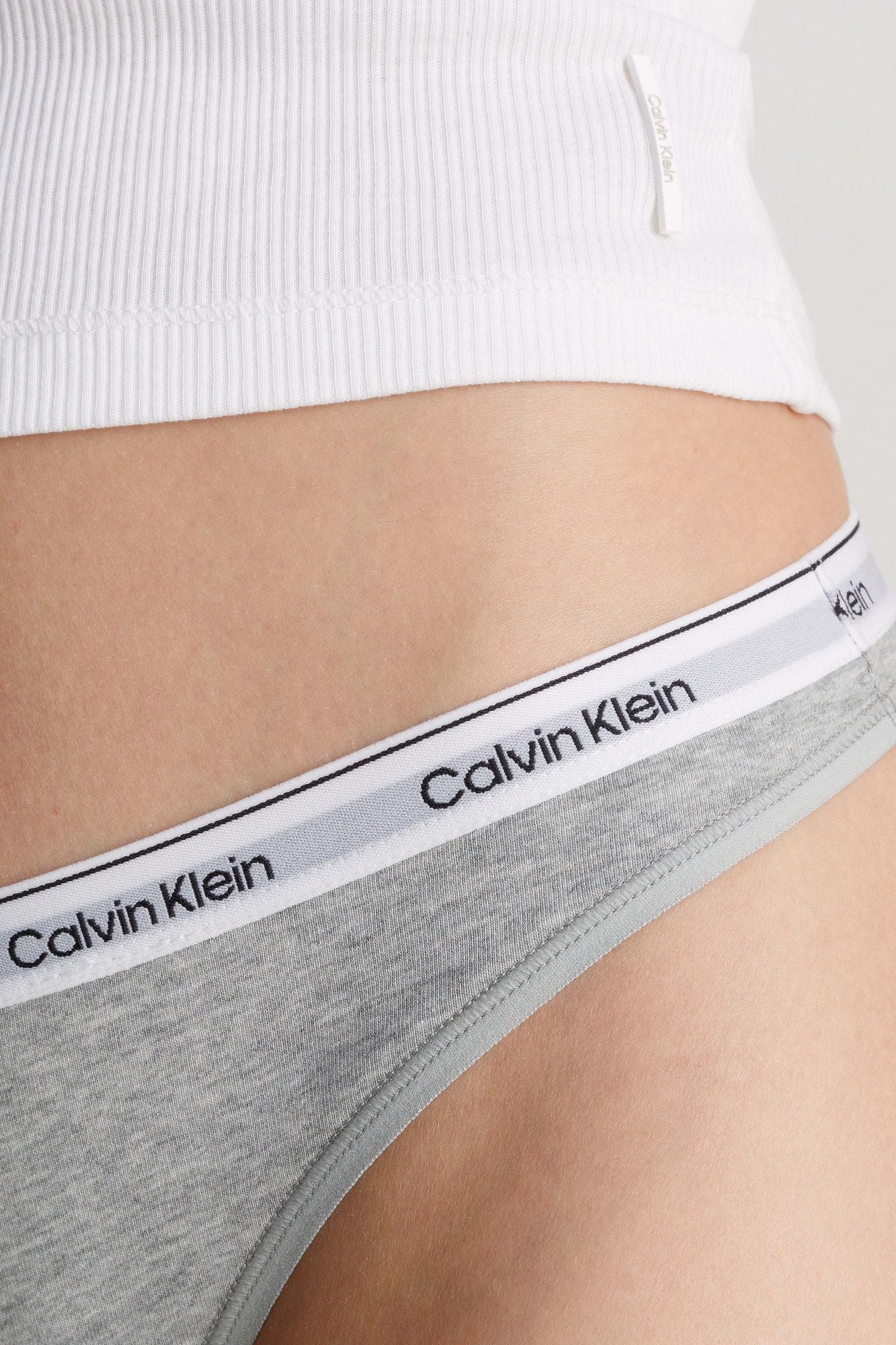 CALVIN KLEIN LOW-RISE COTTON-MODAL THONG en color GRIS (3)