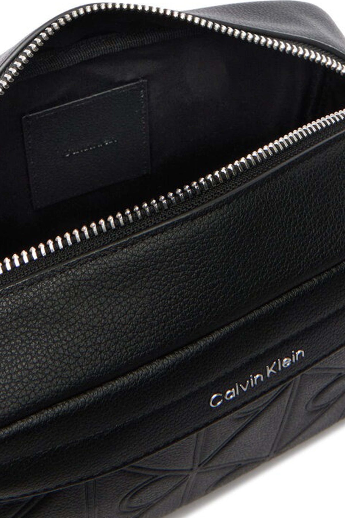 CALVIN KLEIN XL EMBLEM AOP EMBOSS en color NEGRO (4)