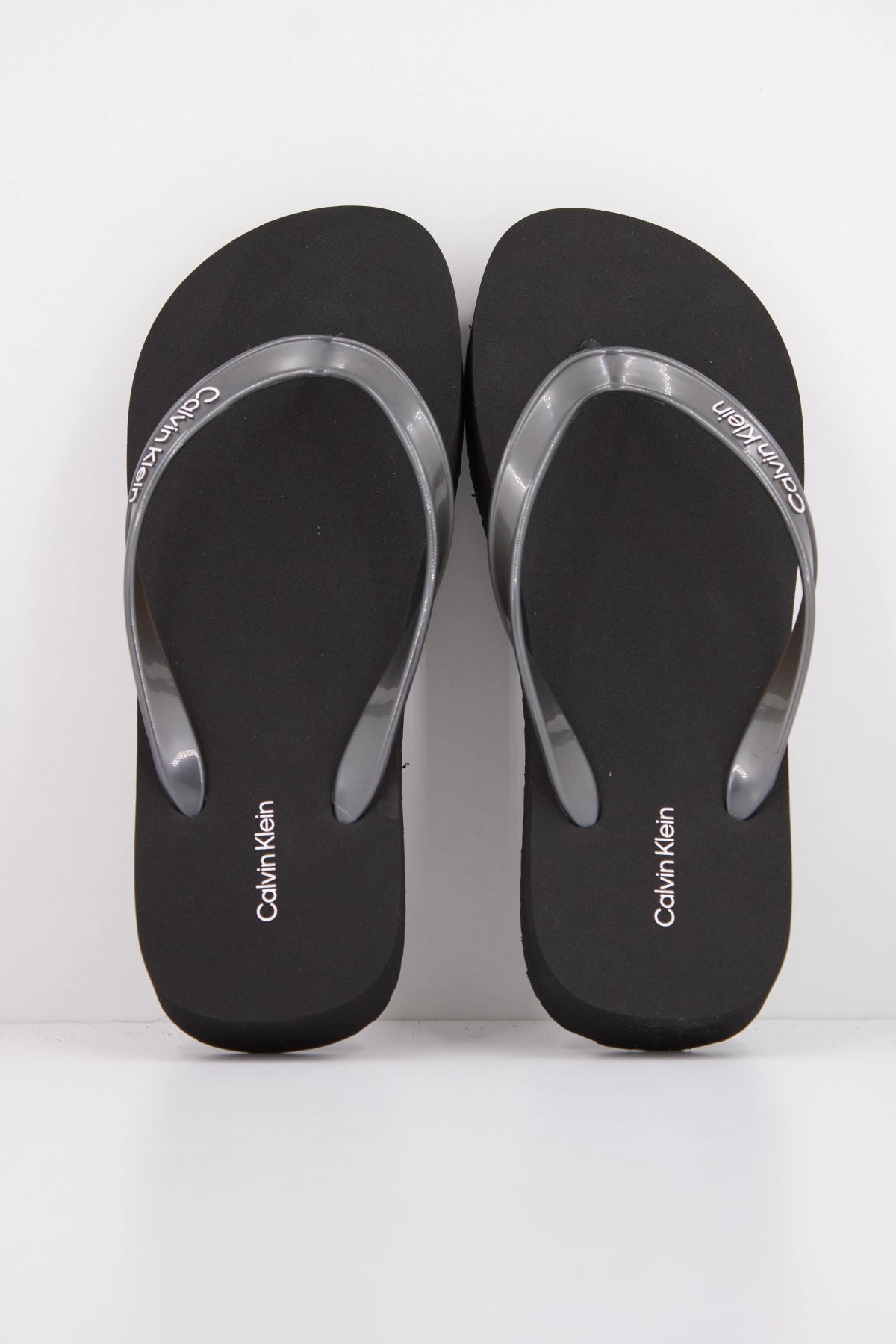 CALVIN KLEIN FLATFORM FLIP FLOP MET T en color NEGRO (3)