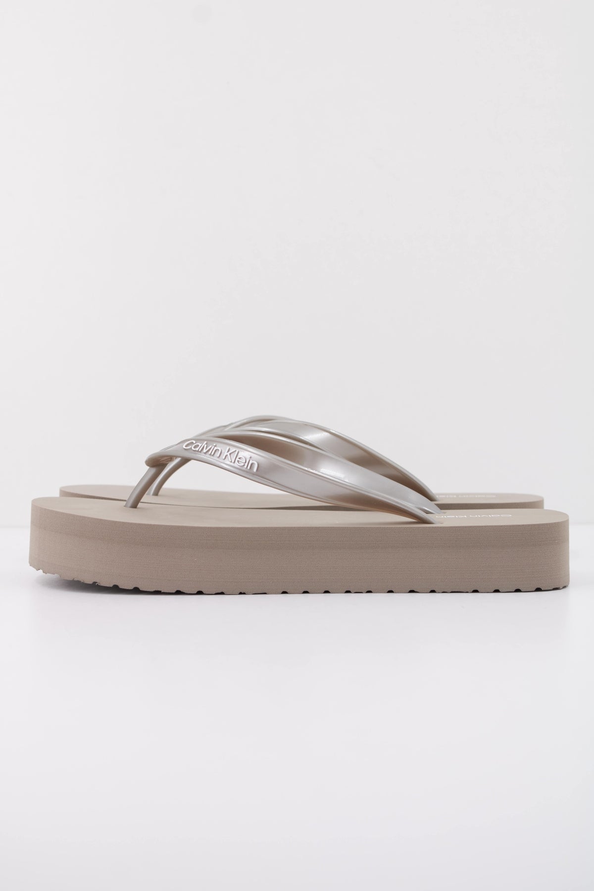 CALVIN KLEIN FLATFORM FLIP FLOP MET T en color GRIS (1)