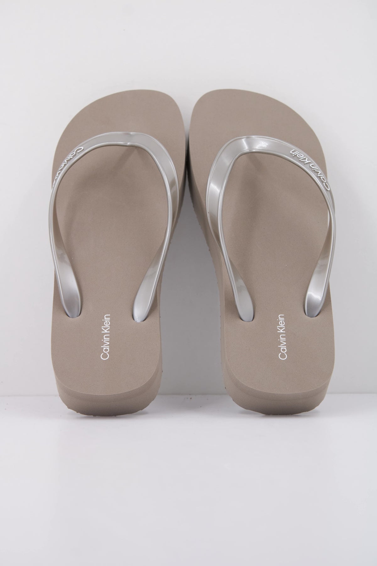 CALVIN KLEIN FLATFORM FLIP FLOP MET T en color GRIS (3)