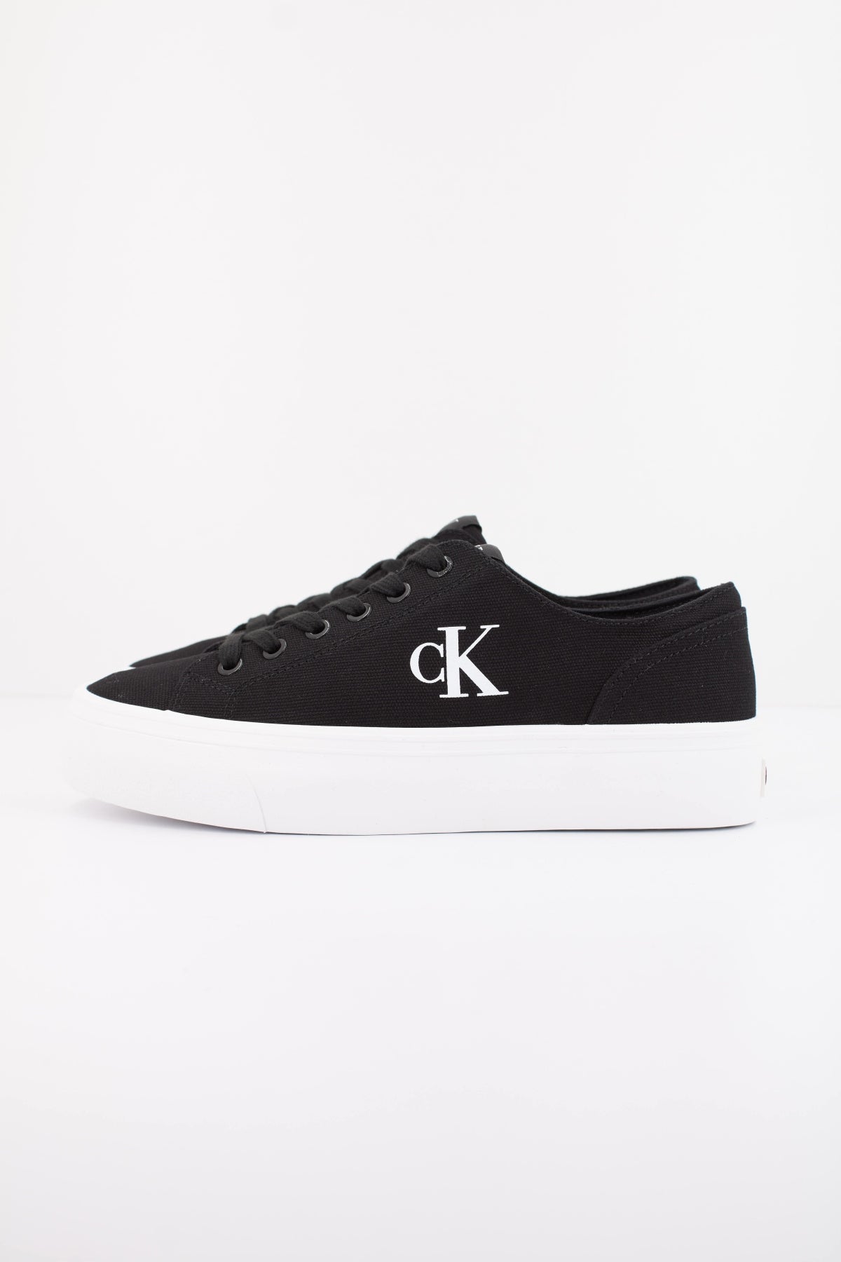 CALVIN KLEIN VULC FLATFORM LOW en color NEGRO (1)