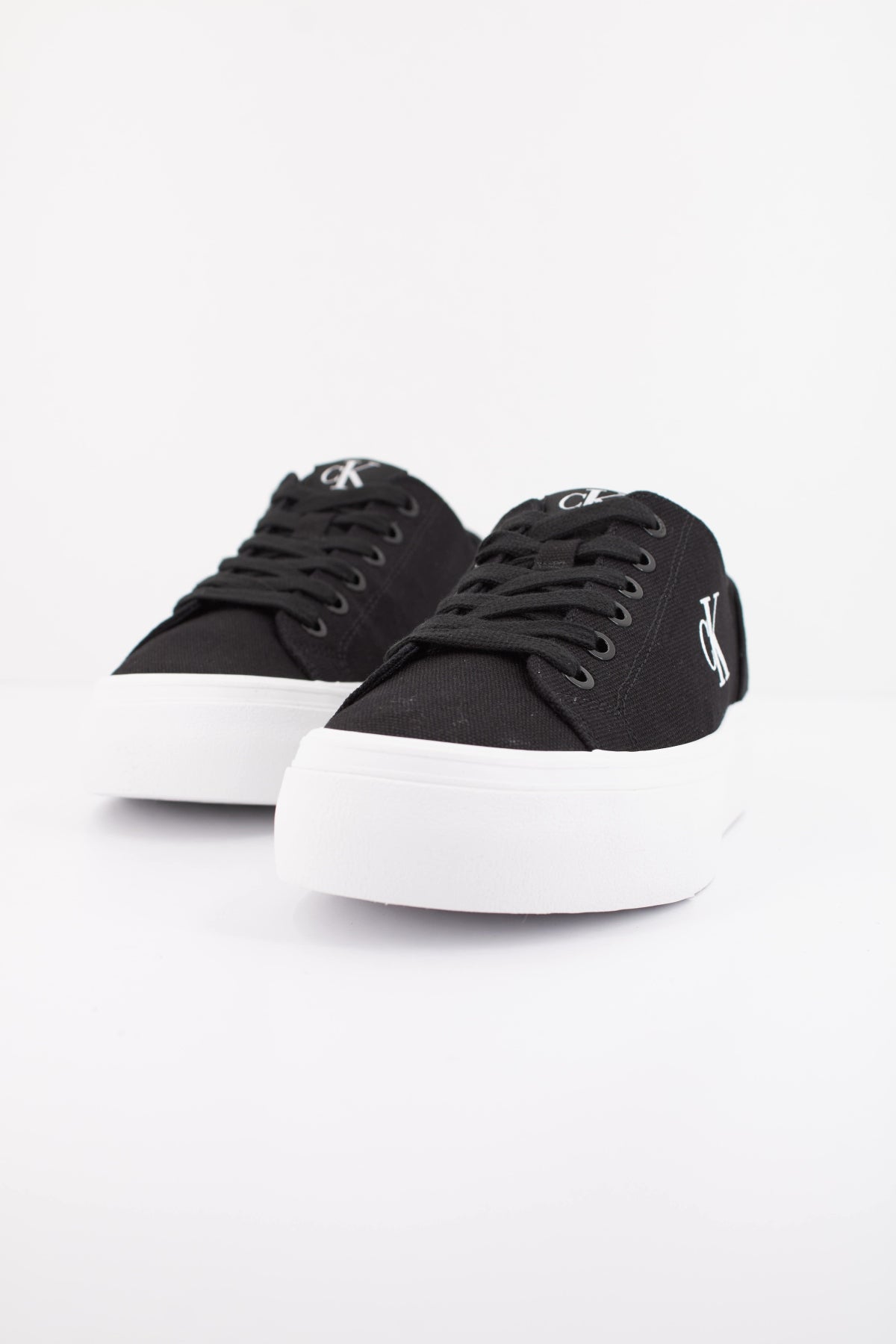 CALVIN KLEIN VULC FLATFORM LOW en color NEGRO (2)