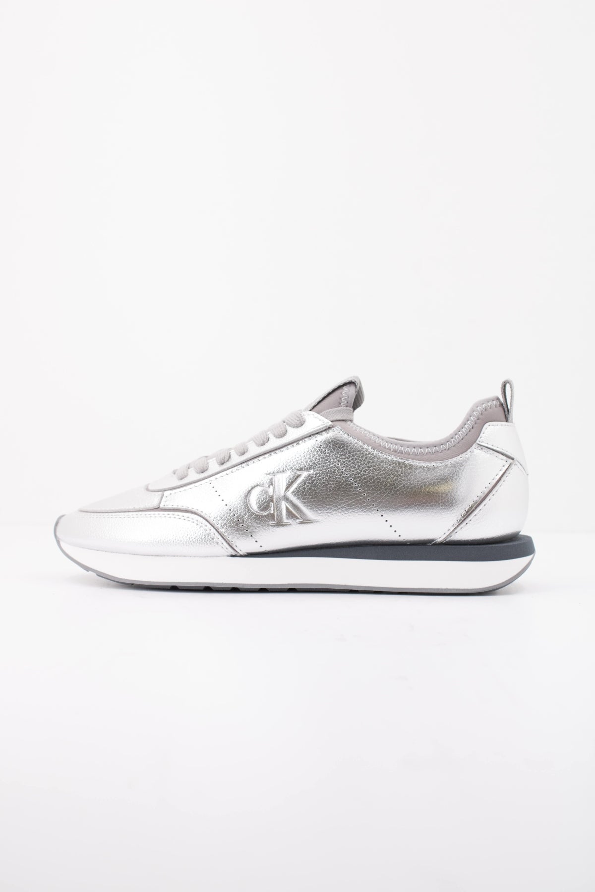 CALVIN KLEIN RETRO RUNNER METALLIC en color PLATA (1)