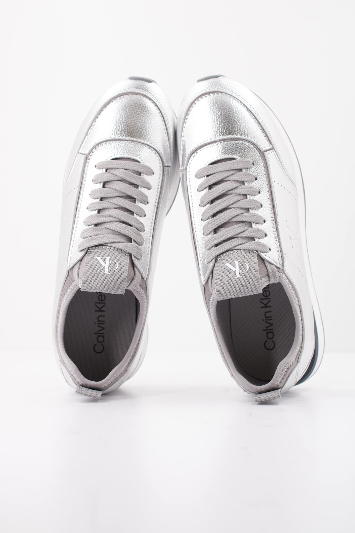 CALVIN KLEIN RETRO RUNNER METALLIC en color PLATA (3)