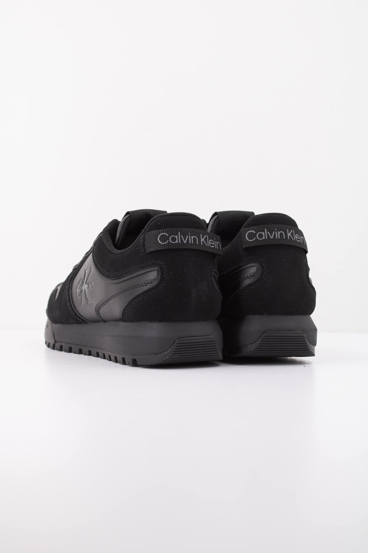 CALVIN KLEIN YM0YM01461 TOOTHY RUNNER IRREGULAR en color NEGRO (4)