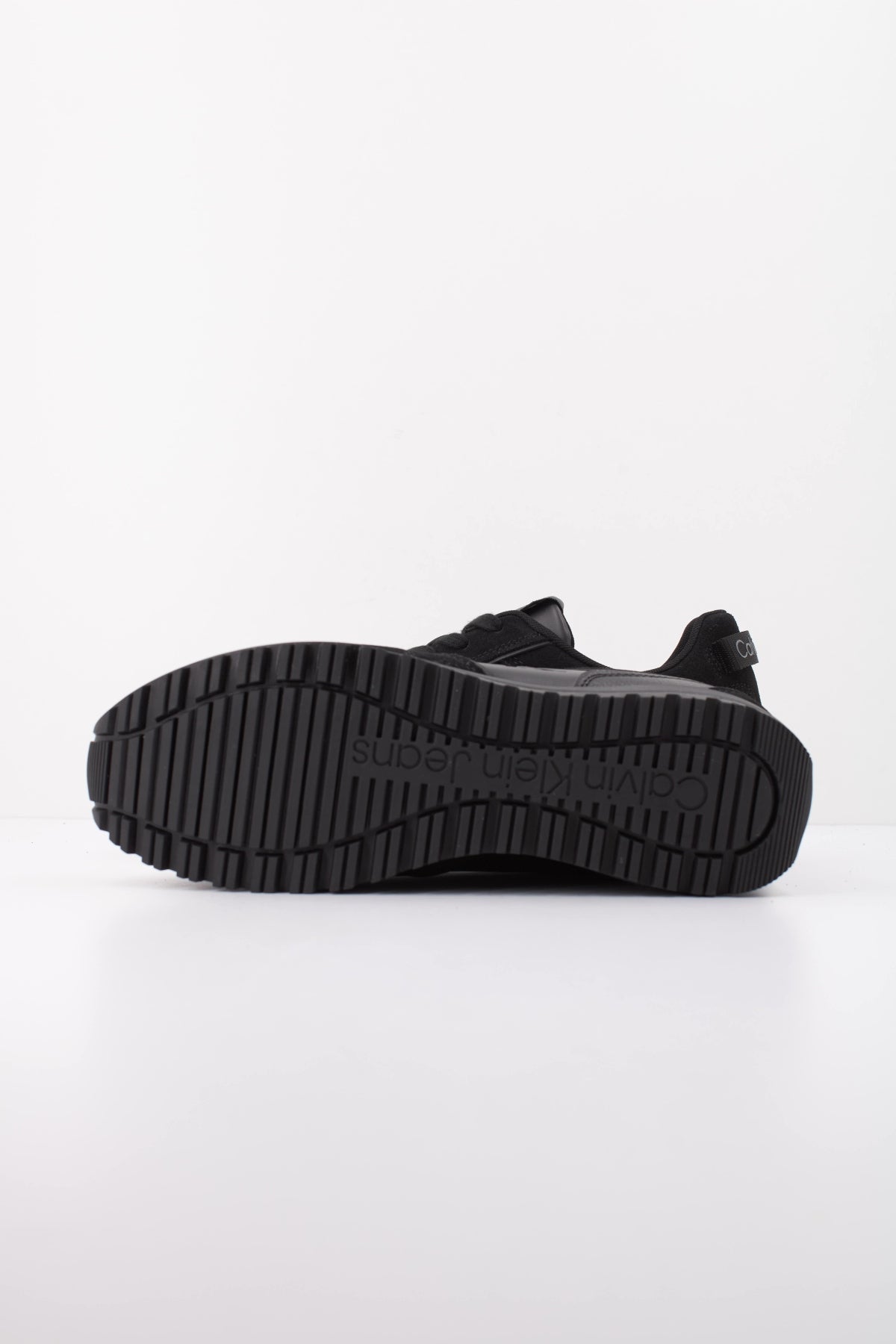 CALVIN KLEIN YM0YM01461 TOOTHY RUNNER IRREGULAR en color NEGRO (5)