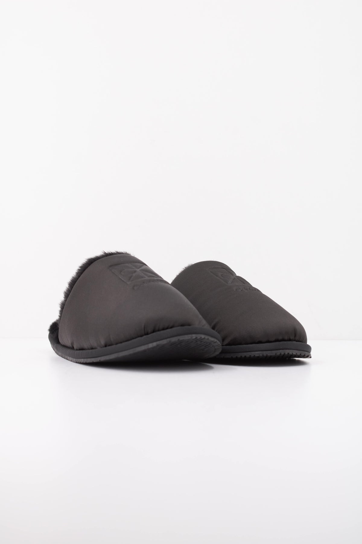 CALVIN KLEIN HW0HW03214 HOTEL SLIPPER SATIN en color NEGRO (2)