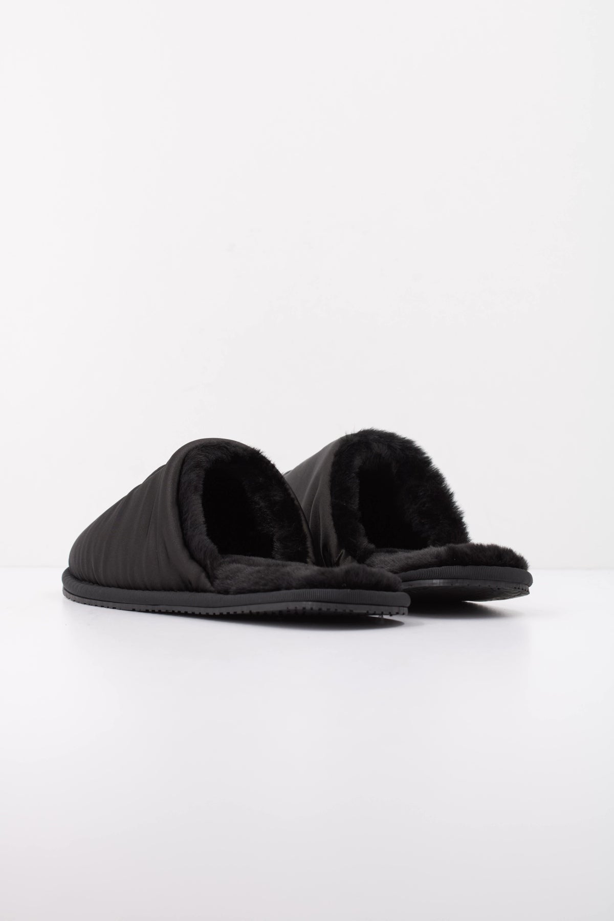CALVIN KLEIN HW0HW03214 HOTEL SLIPPER SATIN en color NEGRO (4)