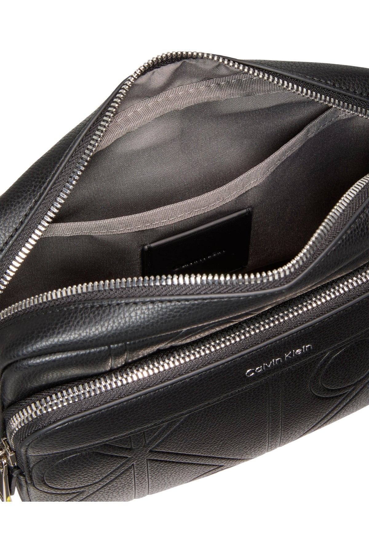 CALVIN KLEIN LV04D3330G EMBLEM EMBOSS CAMERA BAG en color NEGRO (2)