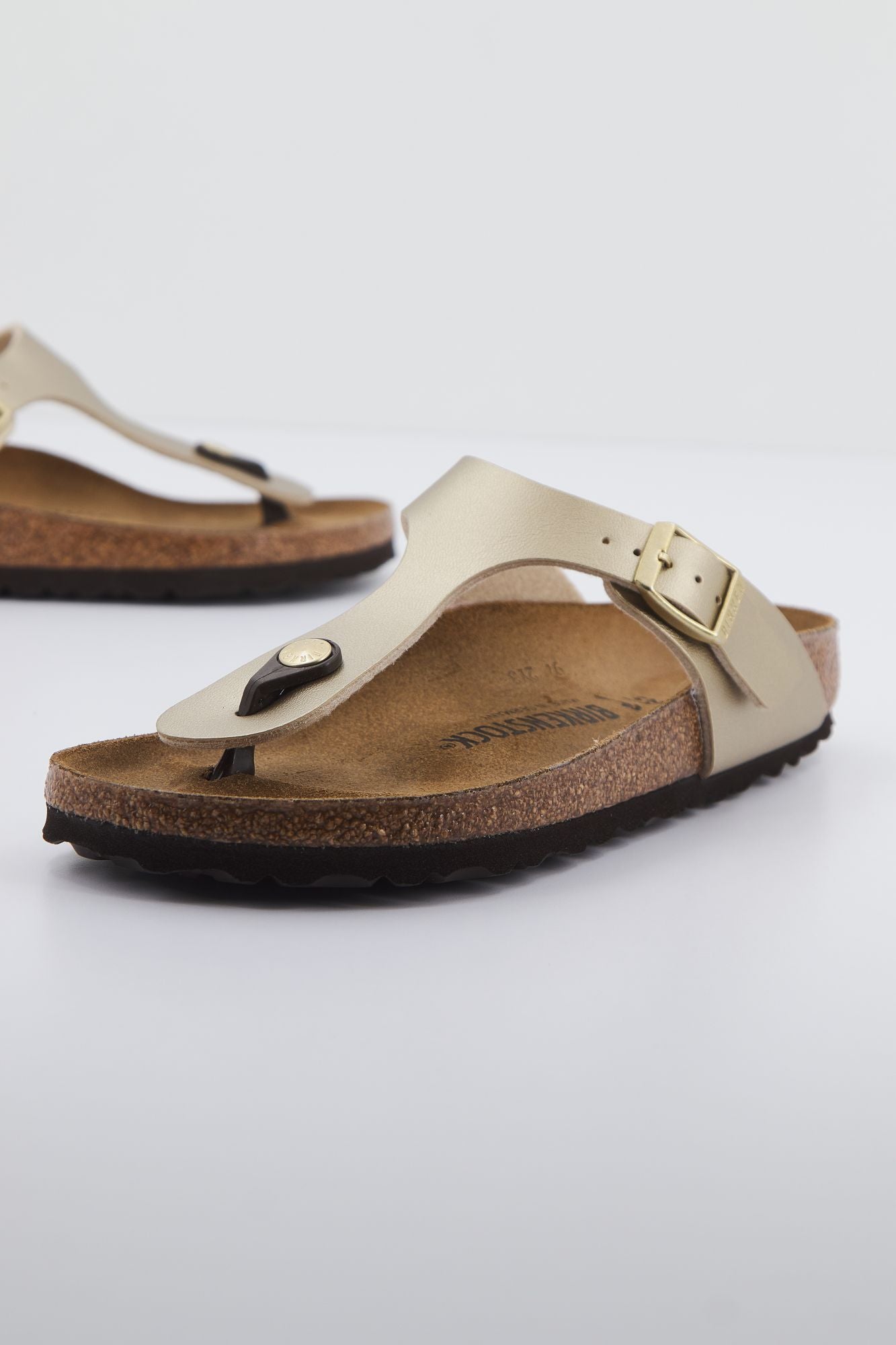 BIRKENSTOCK GIZEH BF en color ORO (1)
