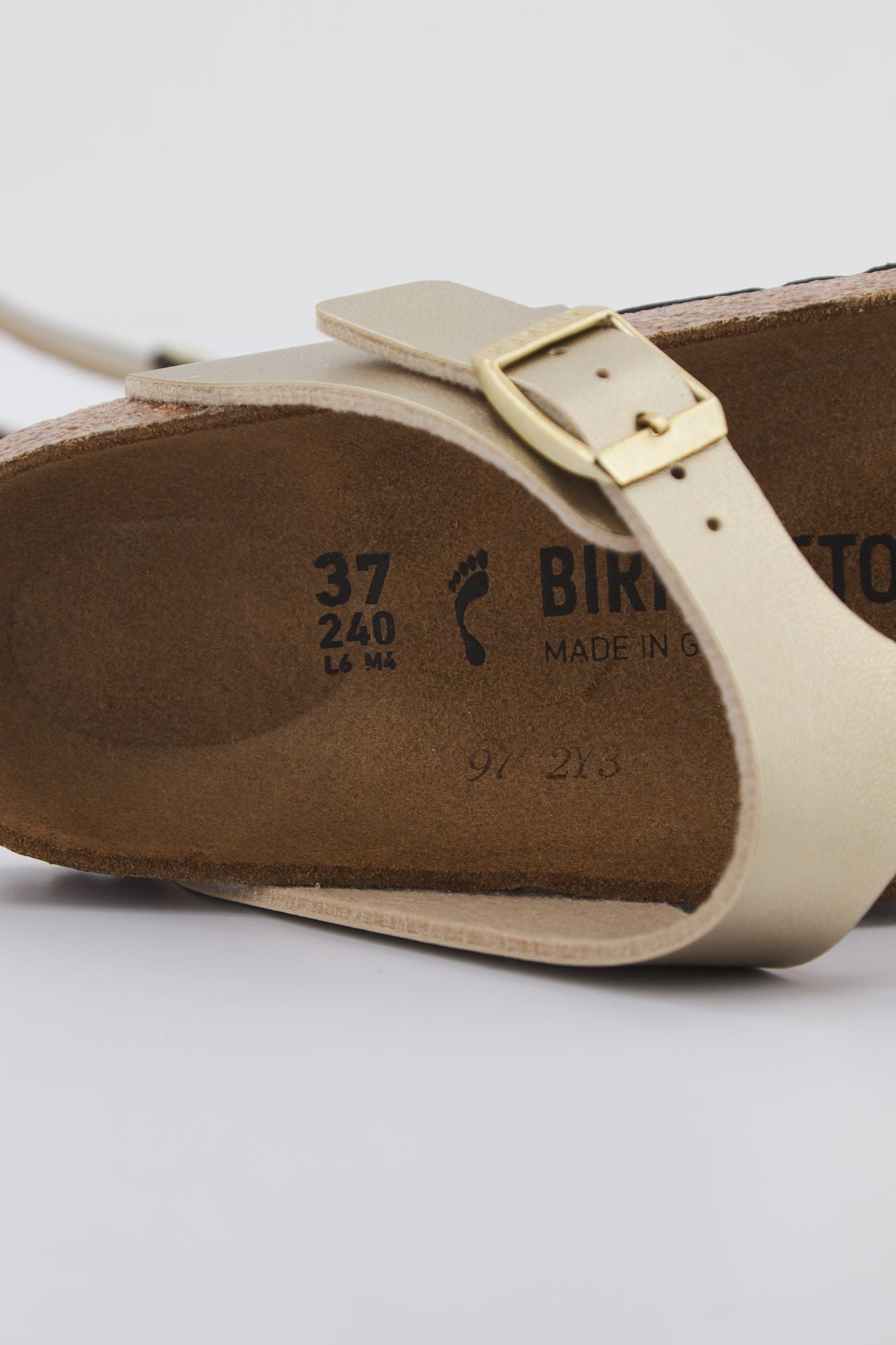 BIRKENSTOCK GIZEH BF en color ORO (2)