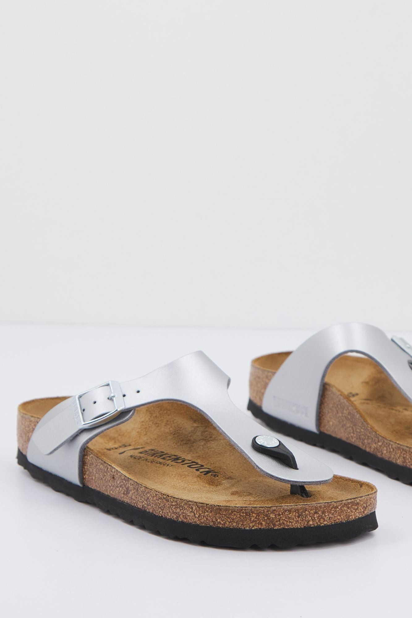 BIRKENSTOCK GIZEH BF en color PLATA (5)
