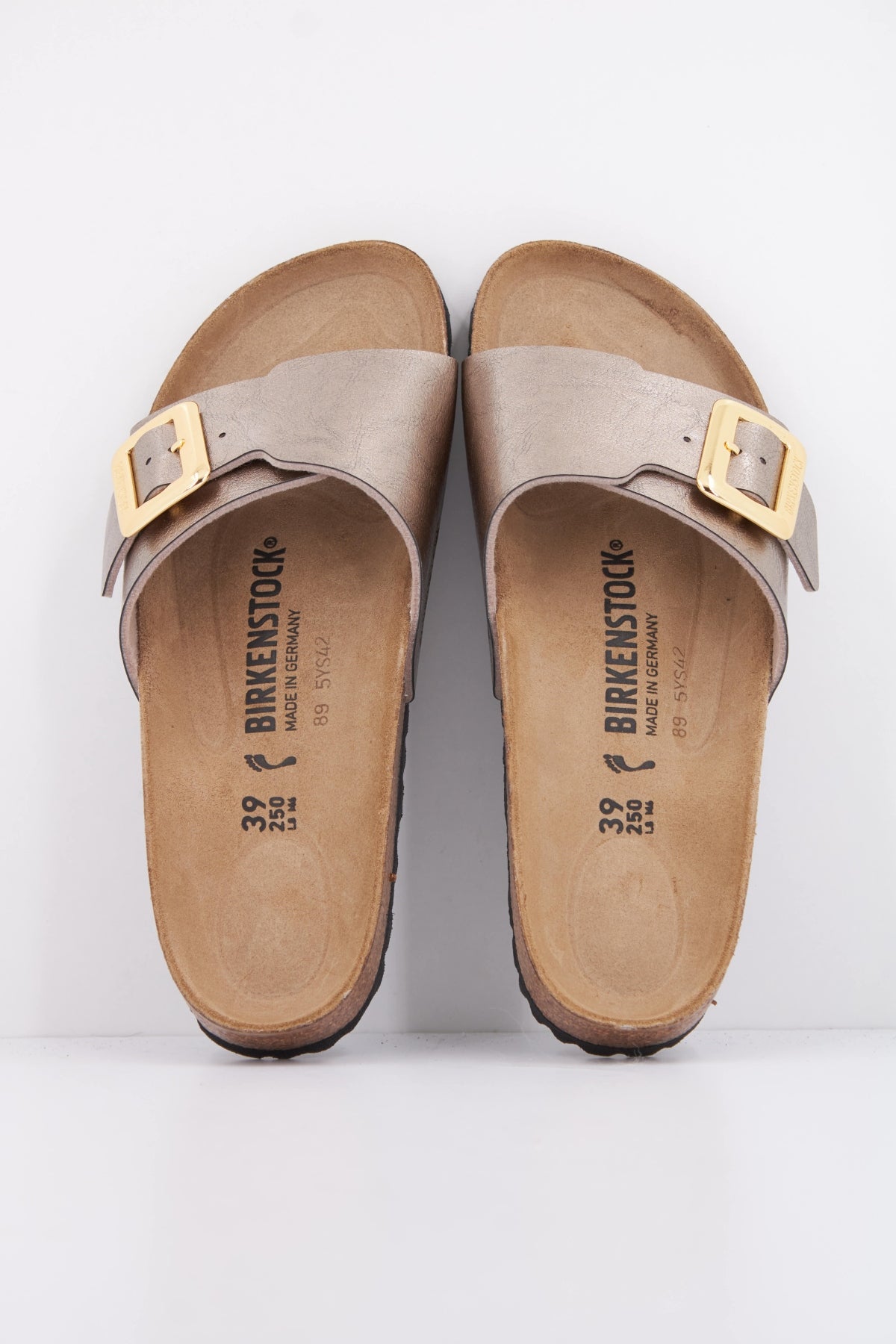 BIRKENSTOCK CATALINA LUXE BUCKLE en color BRONCE (3)
