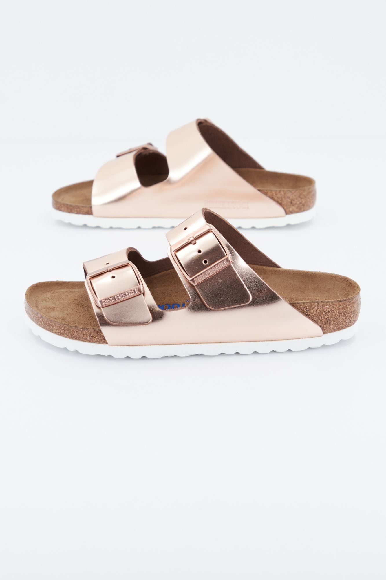 BIRKENSTOCK ARIZONA NL SFB METALLIC en color BRONCE (2)
