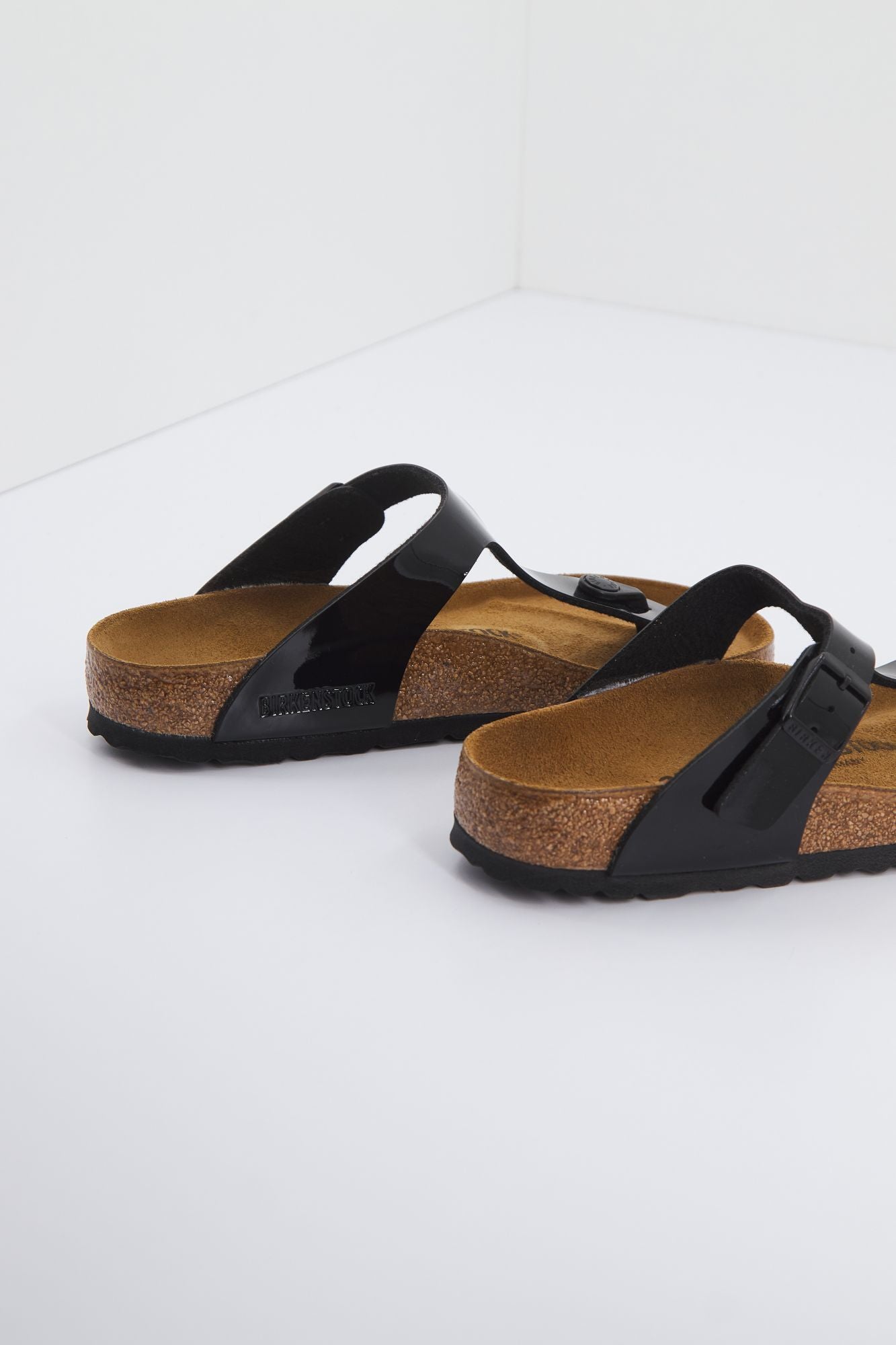 BIRKENSTOCK GIZEH BF SAND PATENT BIO en color NEGRO (2)