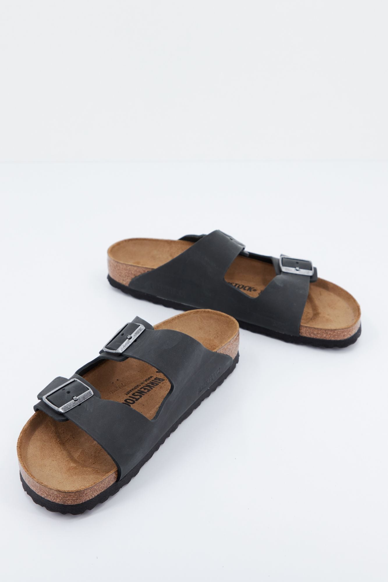 BIRKENSTOCK Arizona NU Oiled Black en color NEGRO (4)