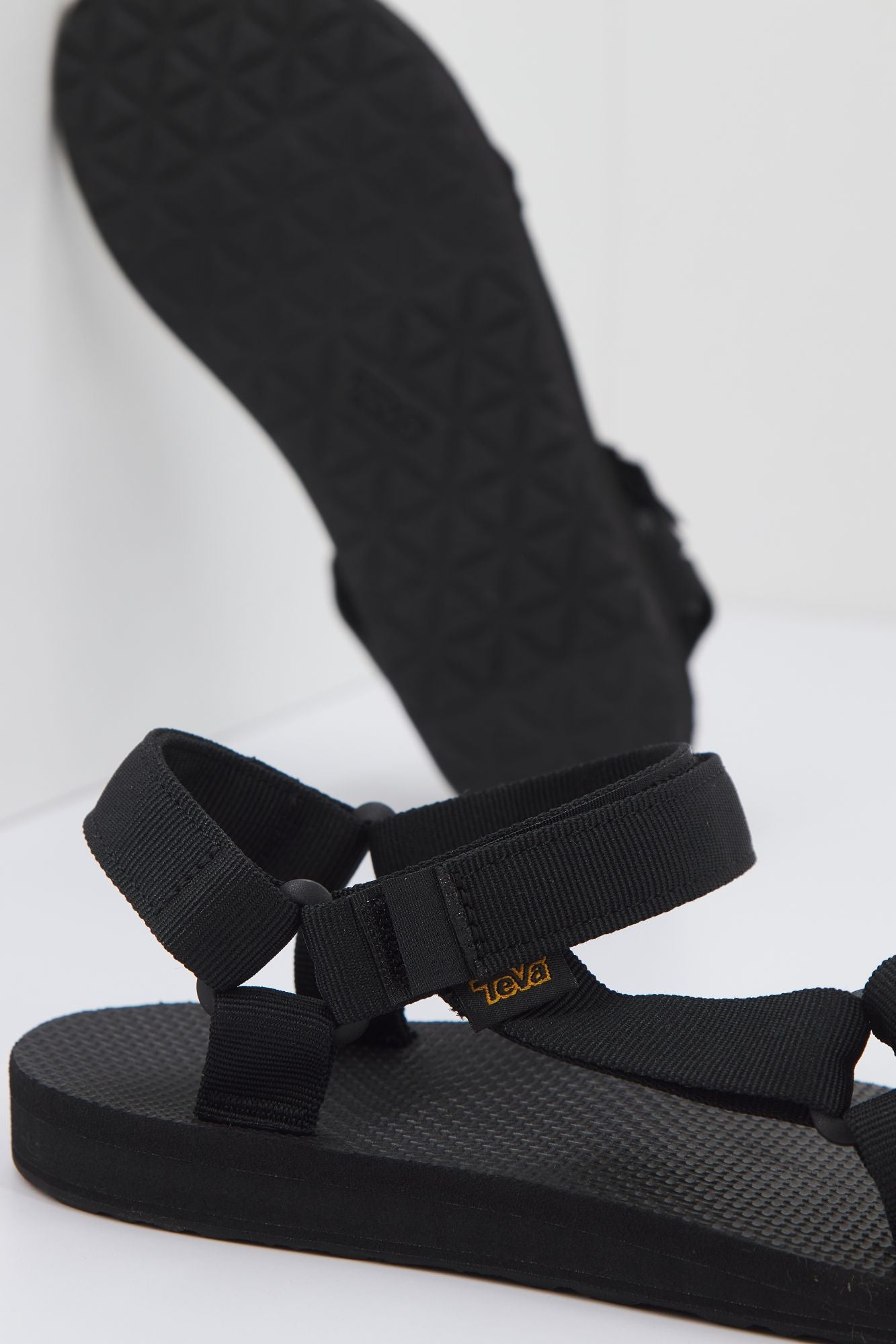 TEVA  W ORIGINAL UNIVERSAL en color NEGRO (4)