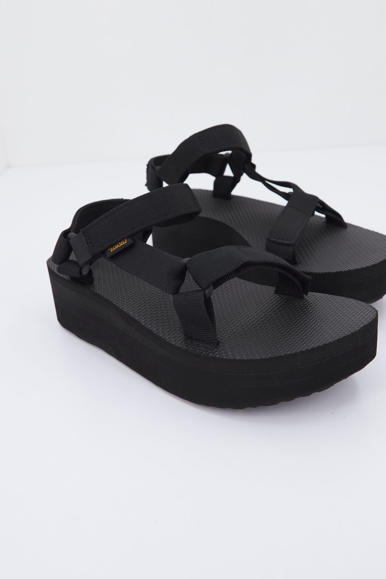 TEVA  W FLATFORM UNIVERS en color NEGRO (2)