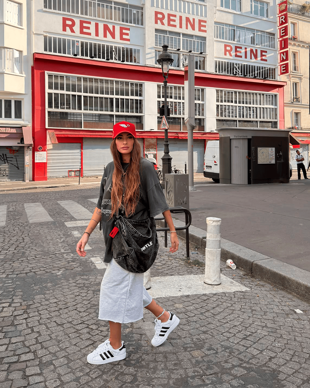 Look street de @merylmow con sneakers ADIDAS ORIGINALS