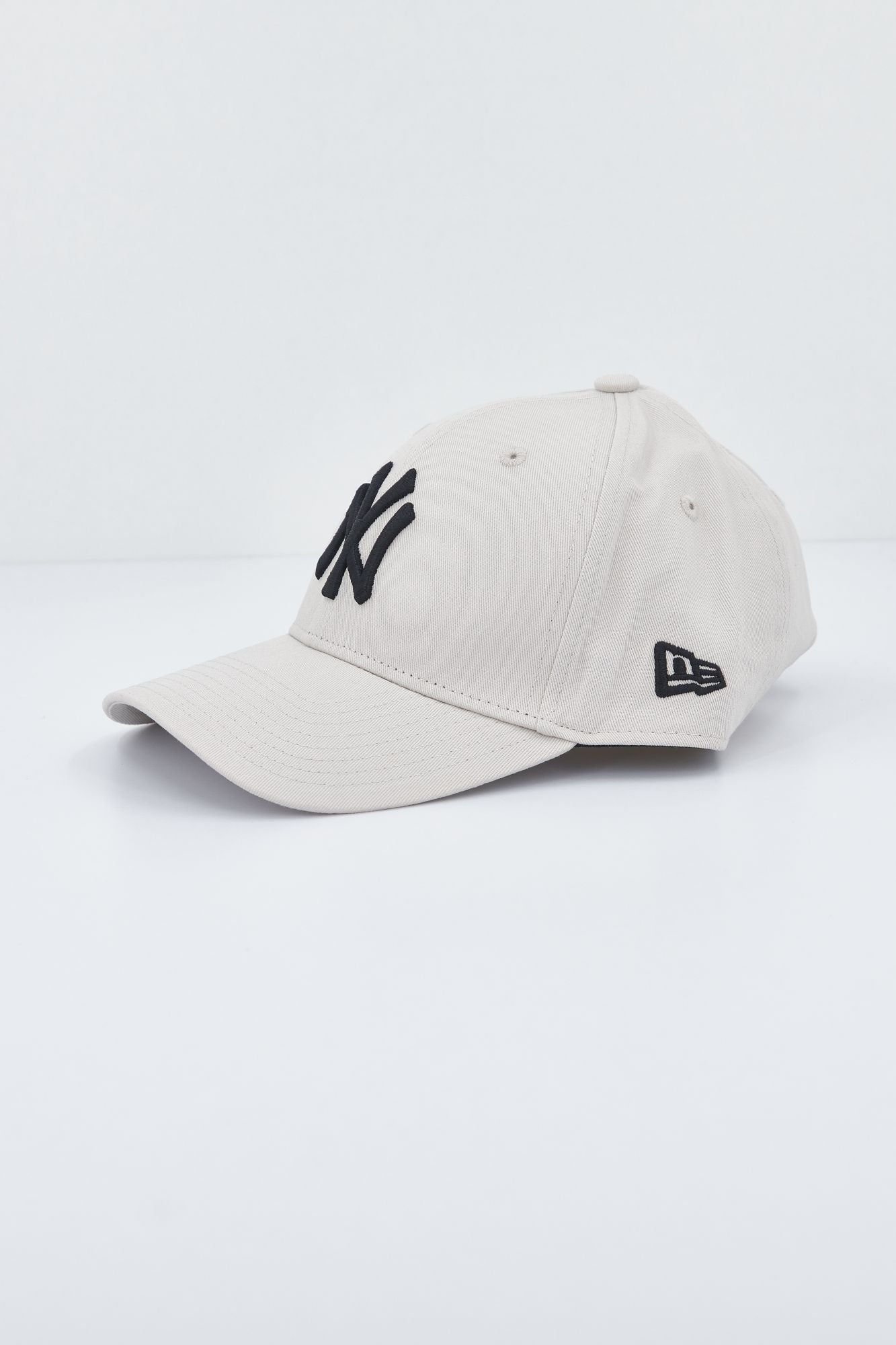 NEW ERA LEAGUE ESSENTIAL 940 NEYYA en color BEIS (2)