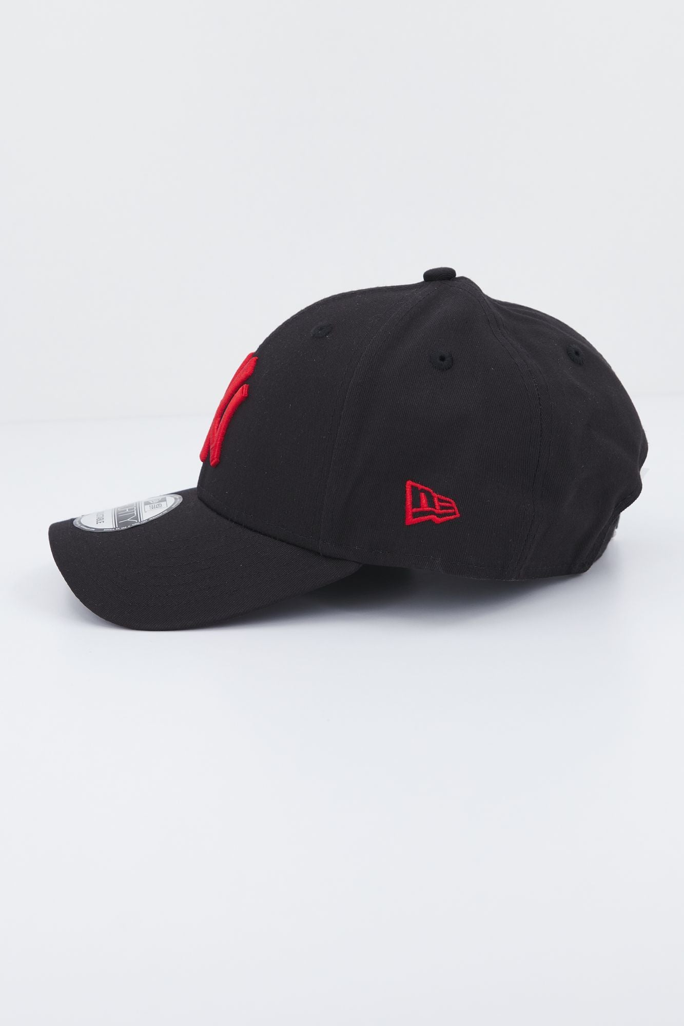 NEW ERA LEAGUE ESSENTIAL 940 NEYYA en color NEGRO (3)