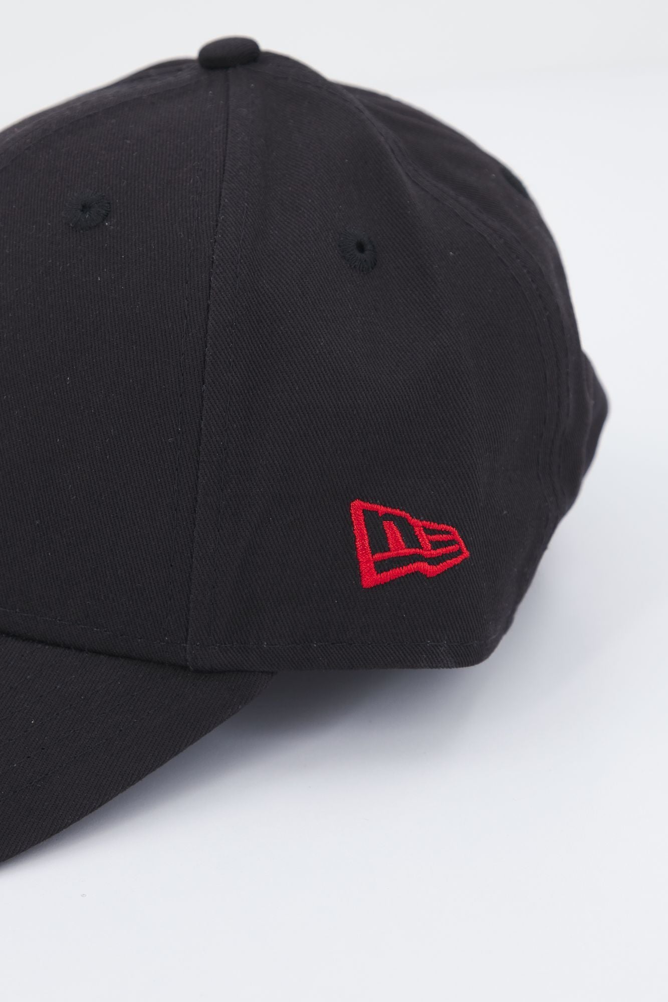 NEW ERA LEAGUE ESSENTIAL 940 NEYYA en color NEGRO (5)