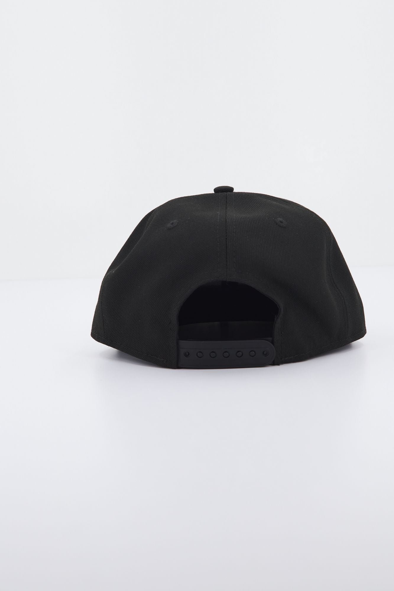 NEW ERA METALLIC LOGO 9FIFTY CHIBU en color NEGRO (3)