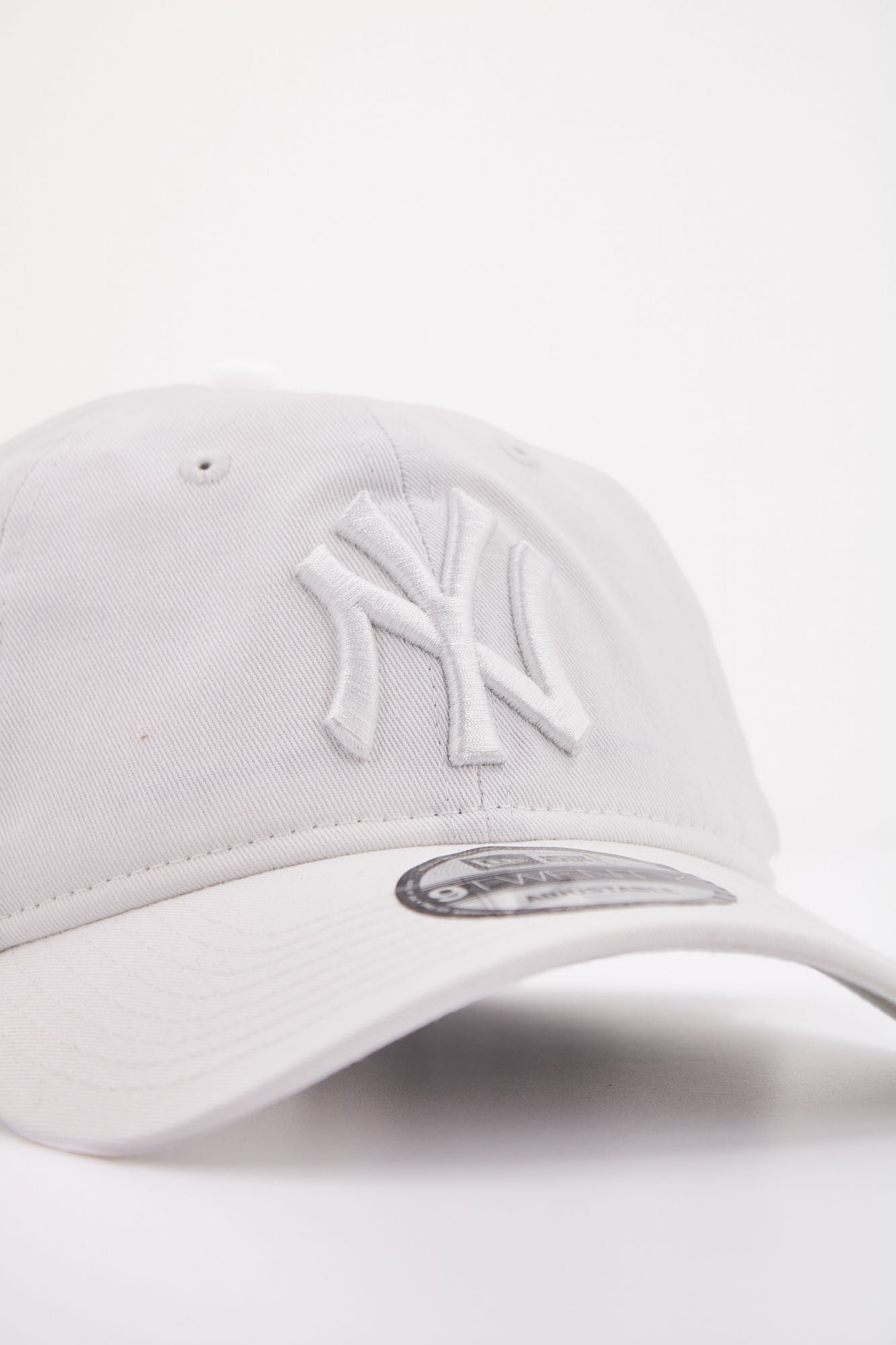 NEW ERA NOS LEAGUE ESS en color BLANCO (4)