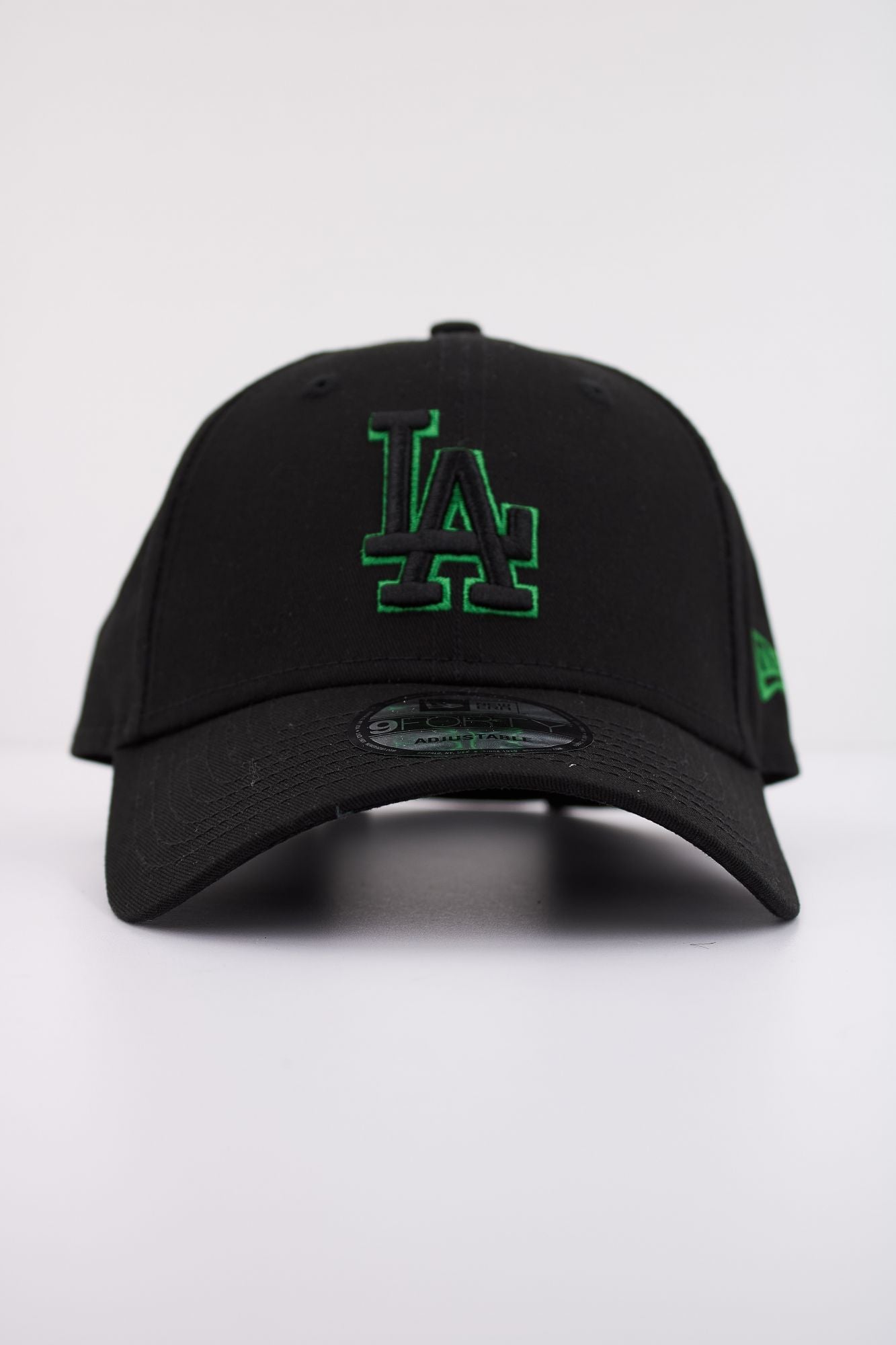 NEW ERA TEAM OUTLINE 9FORTY OSFM en color NEGRO (1)