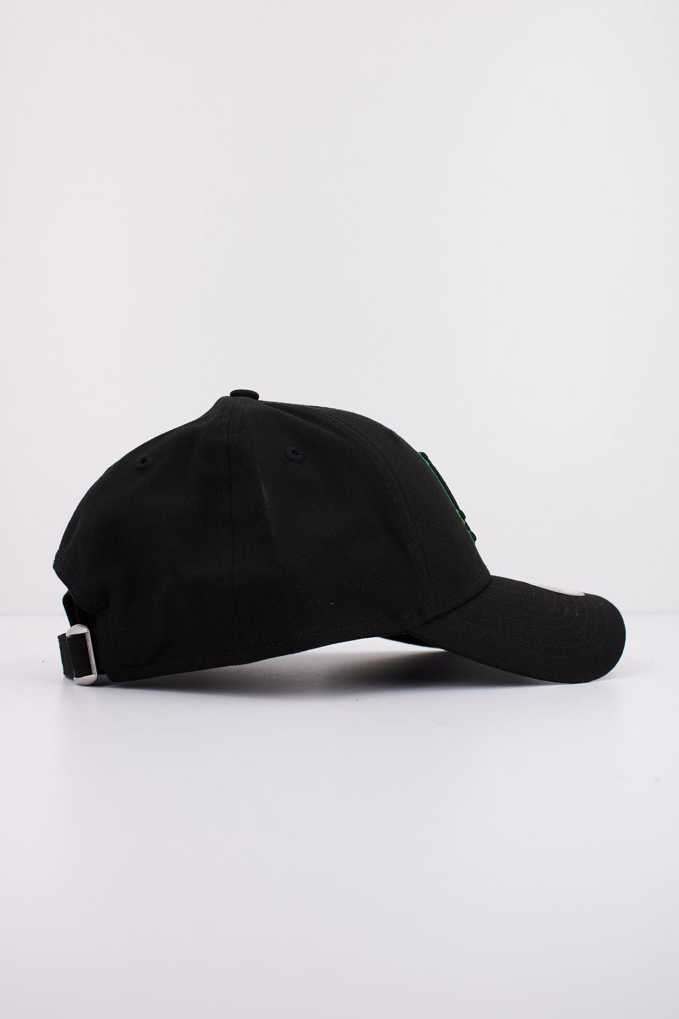 NEW ERA TEAM OUTLINE 9FORTY OSFM en color NEGRO (2)